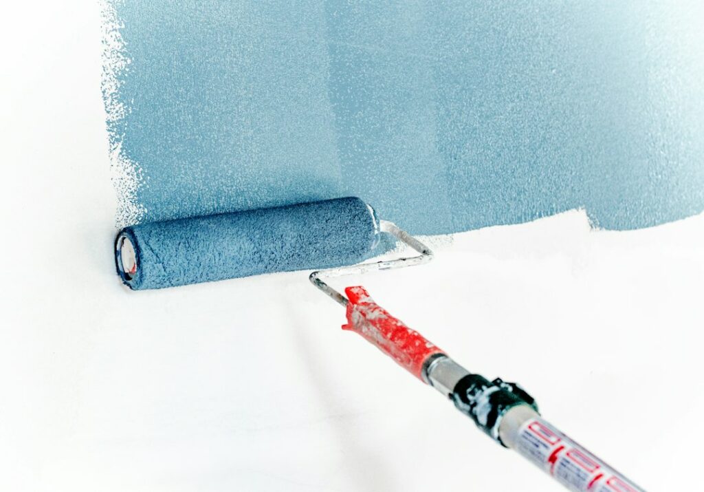 Application de peinture sur un mur intérieur